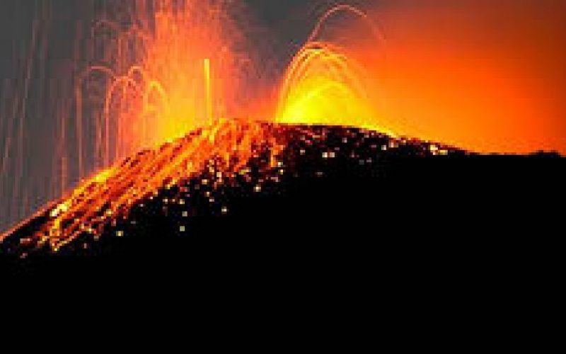 O nouă erupţie puternică în Canare. În zonă a crescut nivelul gazelor toxice