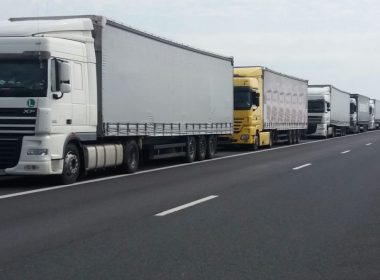 Coloane de camioane de peste 25 de kilometri pe DN 79A şi pe A1, înainte de frontieră