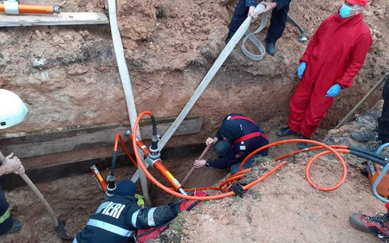 Cluj: Un muncitor de 41 de ani a murit, după ce a fost surprins de un mal de pământ în timp ce lucra la sistemul de alimentare cu apă în localitatea Făgetul Ierii