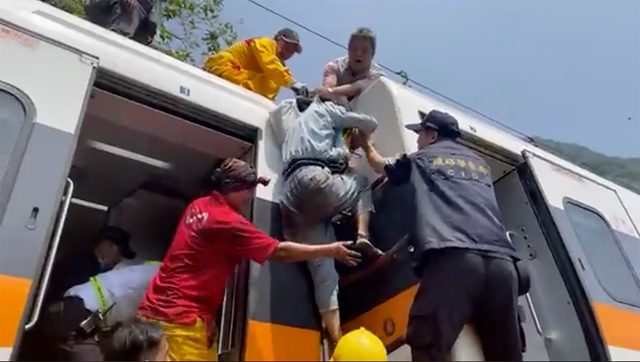 Cel puţin 36 de morţi şi peste 70 de răniţi în urma deraierii unui tren în Taiwan