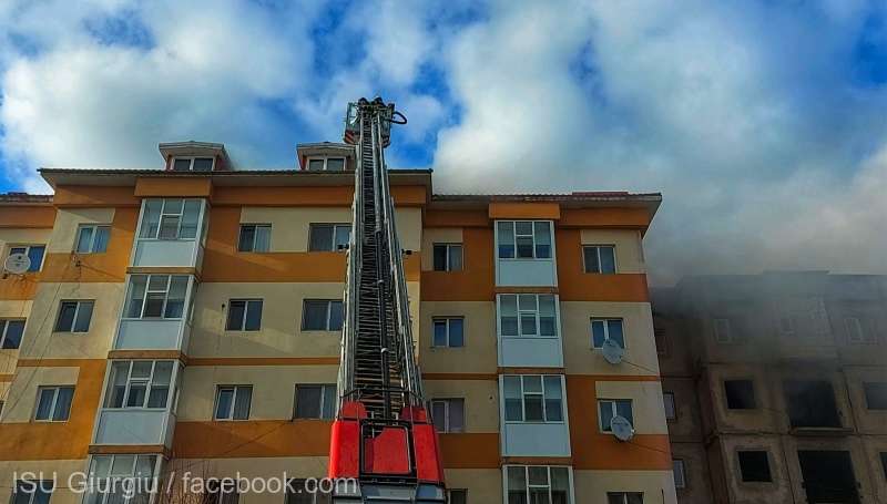 Incendiu puternic la Giurgiu. Acoperişul unui bloc a ars pe o suprafaţă de 300 de metri pătraţi