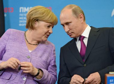 Angela Merkel l-a sunat pe Vladimir Putin pentru a-i cere să reducă numărul de trupe ruse de la graniţa cu Ucraina