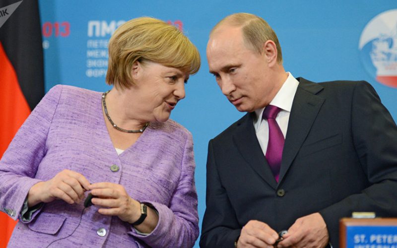 Angela Merkel l-a sunat pe Vladimir Putin pentru a-i cere să reducă numărul de trupe ruse de la graniţa cu Ucraina