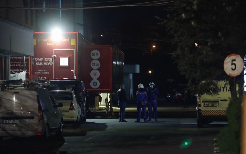 Trei persoane cu Covid internate în TIR-ul ATI de la Spitalul Victor Babeş au decedat, după ce presiunea instalaţiei de oxigen a crescut brusc, iar ventilatoarele au intrat automat în modul de avarie.