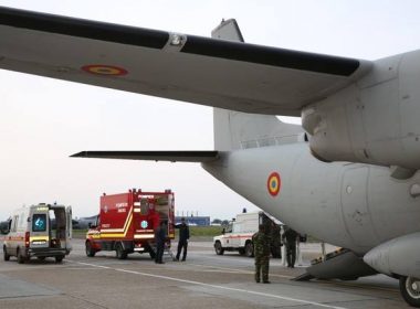 Pacient cu arsuri, preluat de o aeronavă C-27J Spartan a Forţelor Aeriene Române pentru a fi transportat de urgenţă în Germania / Bărbatul, din Caransebeş, a suferit arsuri prin electrocutare, după care a căzut în apă