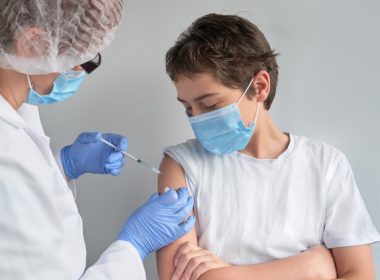 Israelul ar putea începe vaccinarea adolescenţilor între 12 şi 15 ani în luna mai