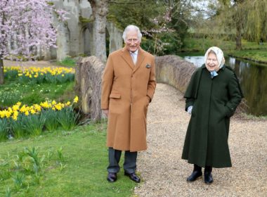 Regina Elisabeta şi Prinţul Charles marchează Paştele cu imagini rare
