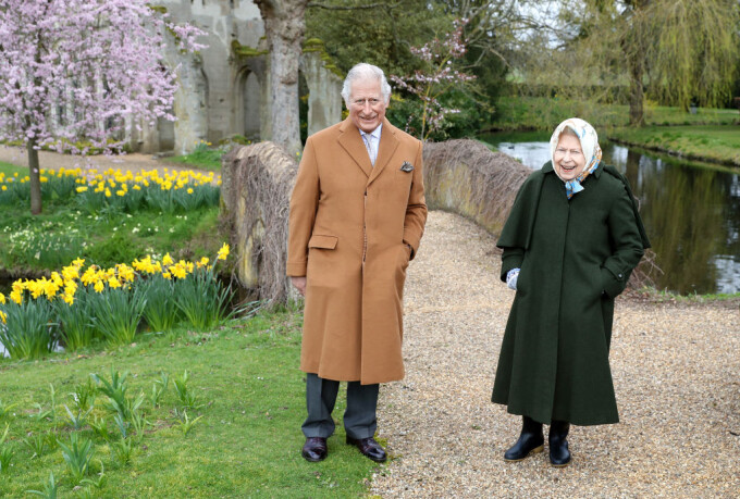 Regina Elisabeta şi Prinţul Charles marchează Paştele cu imagini rare