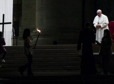 Papa Francisc, prezent la procesiunea „Drumul Crucii”. Cum a fost organizată ceremonia la Vatican, în al doilea an de pandemie