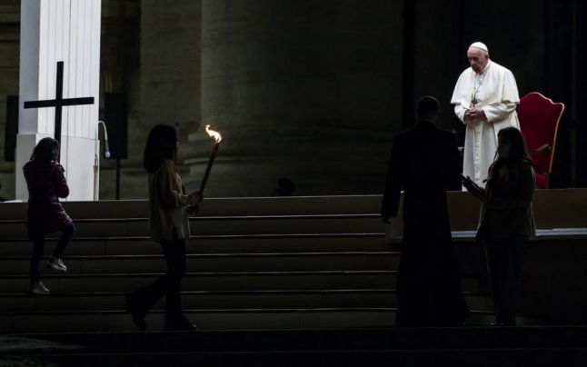 Papa Francisc, prezent la procesiunea „Drumul Crucii”. Cum a fost organizată ceremonia la Vatican, în al doilea an de pandemie