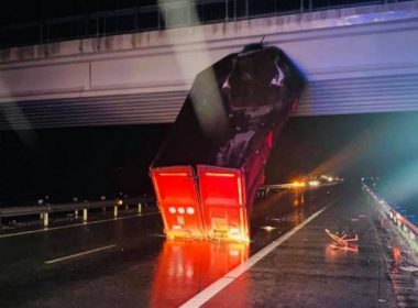 Accident pe Autostrada A1 Deva - Sibiu. Remorca unui camion s-a desprins şi a rămas agăţată de un pod
