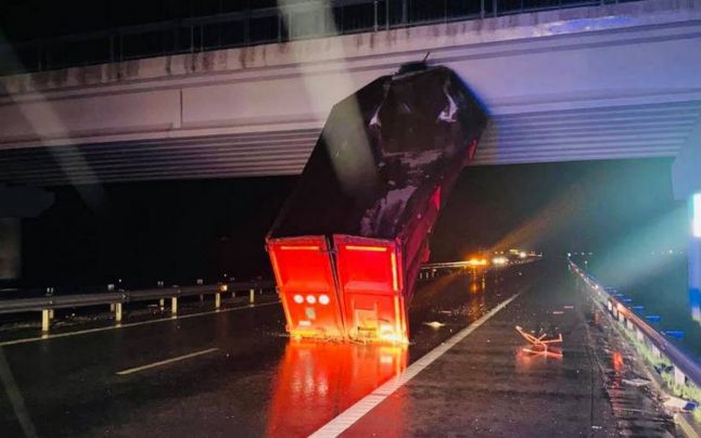 Accident pe Autostrada A1 Deva - Sibiu. Remorca unui camion s-a desprins şi a rămas agăţată de un pod