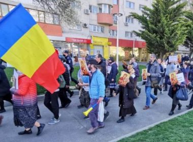 Noi proteste în Bucureşti. Simpatizanţii AUR s-au strâns în Piaţa Universităţii. În Piaţa Victoriei se adună oameni sosiţi din ţară cu autocarele