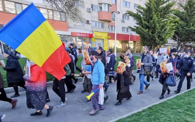 Noi proteste în Bucureşti. Simpatizanţii AUR s-au strâns în Piaţa Universităţii. În Piaţa Victoriei se adună oameni sosiţi din ţară cu autocarele