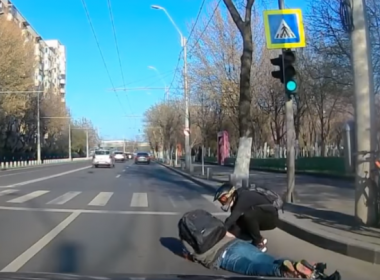 Accident neobişnuit în Bucureşti între o trotinetă electrică şi o bicicletă. Victima s-a lovit cu faţa de asfalt