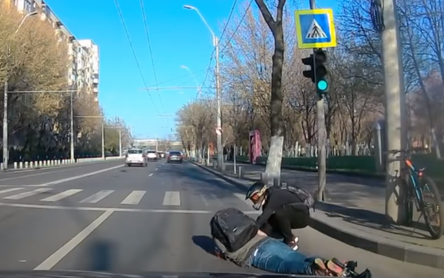 Accident neobişnuit în Bucureşti între o trotinetă electrică şi o bicicletă. Victima s-a lovit cu faţa de asfalt