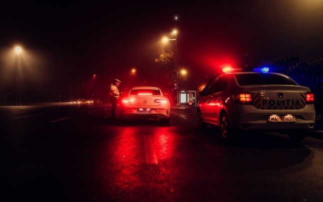 Un bărbat din Argeş a fost şi bătut, şi lăsat fără maşină de hoţul pe care l-a surprins în timp ce ce-i fura autoturismul