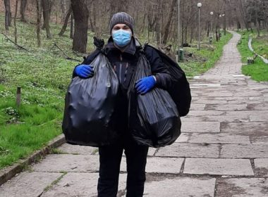 Un profesor universitar a făcut curăţenie în cel mai mare parc al Sucevei: „Mă plimbam şi era mizerie”