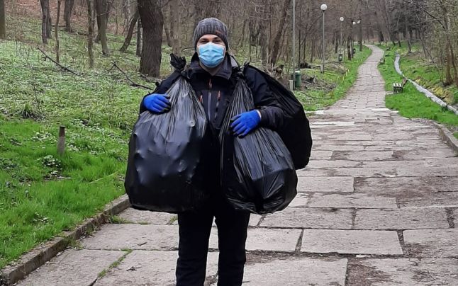 Un profesor universitar a făcut curăţenie în cel mai mare parc al Sucevei: „Mă plimbam şi era mizerie”