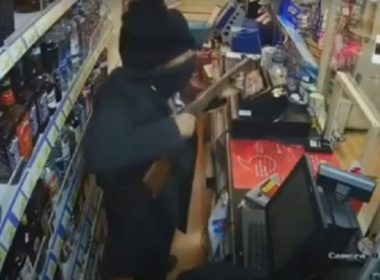 Un tâlhar care a vrut să jefuiască un magazin, bătut cu propria puşcă de vânzătoare