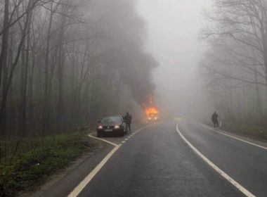 Un microbuz care transporta şapte persoane a luat foc lângă Iaşi. Circulaţia este oprită pe ambele sensuri