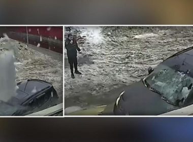 Momentul în care un bloc de gheaţa desprins de pe o clădire cade pe o maşina în care se află două persoane