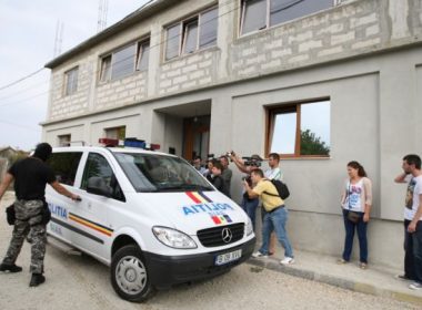 Douăzeci de percheziţii în Bucureşti şi alte şapte localităţi. Directorul unei şcoli din Titu, suspectat că a falsificat foi matricole