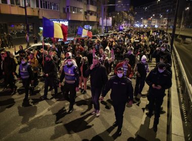 Percheziţii la coronasceptici. 22 de protestatari care au devastat bulevardele din Bucureşti, duşi la audieri