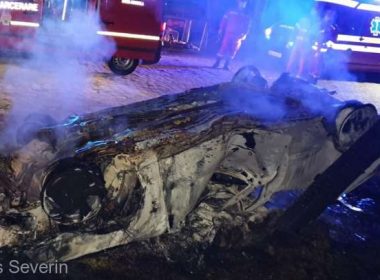 Tragedie în Caraş-Severin. Un bărbat a murit în maşina care a luat foc
