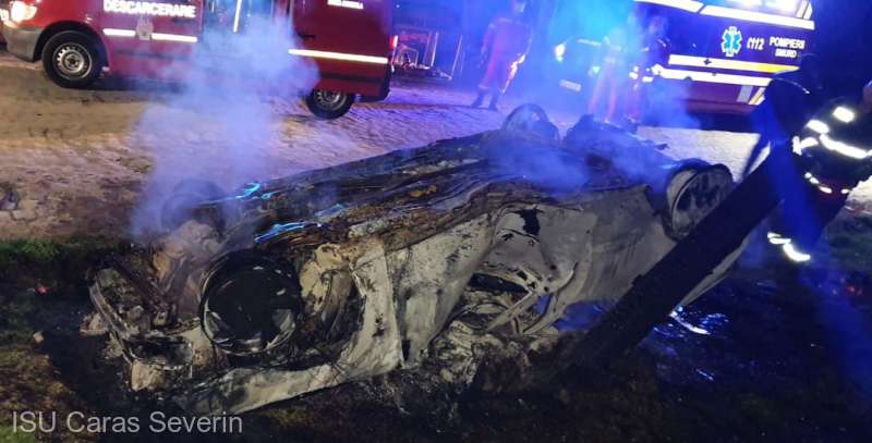 Tragedie în Caraş-Severin. Un bărbat a murit în maşina care a luat foc