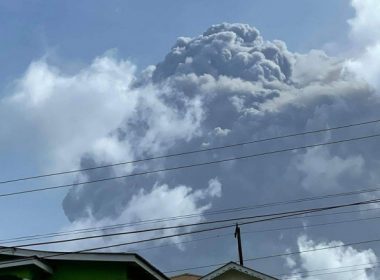 Erupţia vulcanului La Soufriere din Caraibe. Norul de cenuşă este vizibil din spaţiu, localnicii sunt evacuaţi