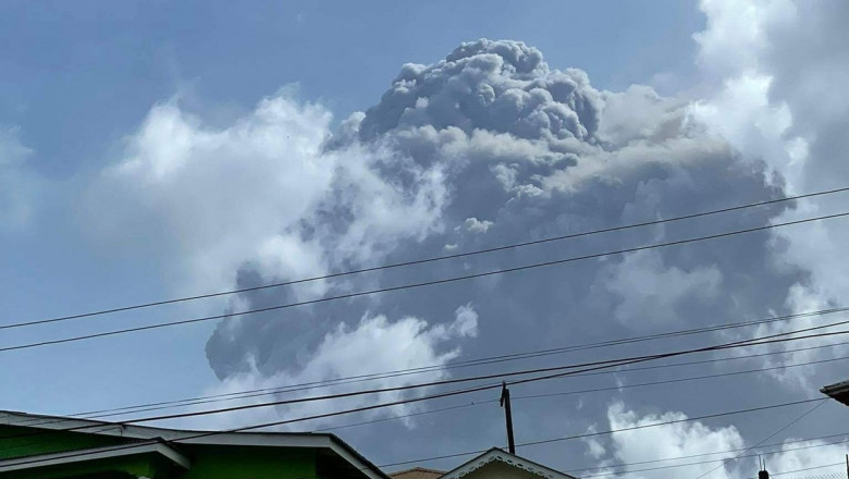 Erupţia vulcanului La Soufriere din Caraibe. Norul de cenuşă este vizibil din spaţiu, localnicii sunt evacuaţi
