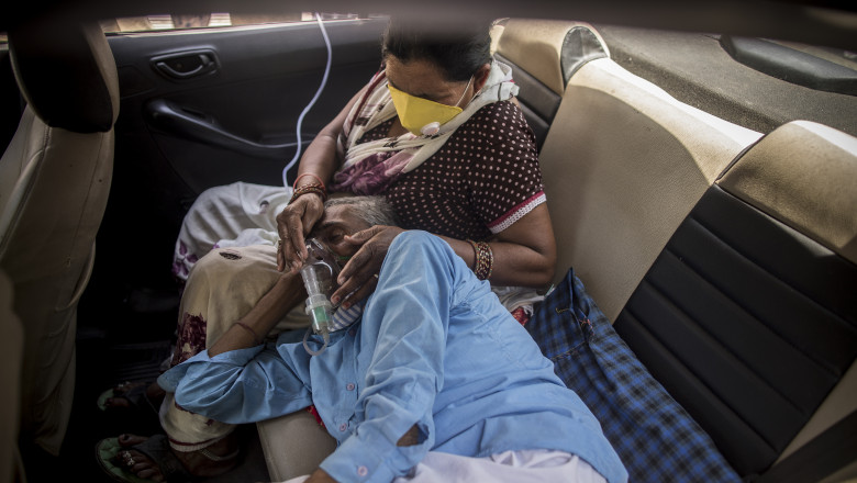 Pandemia a devenit dezastru umanitar în India. Medicii cer oamenilor să nu mai stocheze cilindri de oxigen şi remdesivir în case