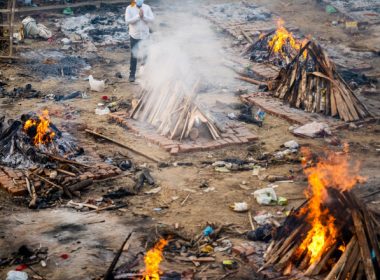 India, aproape de colaps. Crematoriile au rămas fără spaţiu iar cadavrele sunt incinerate în parcuri şi pe străzi