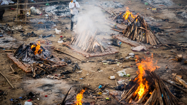 India, aproape de colaps. Crematoriile au rămas fără spaţiu iar cadavrele sunt incinerate în parcuri şi pe străzi