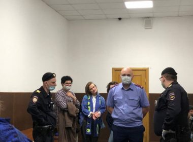 Percheziţii la sediul unui ziar studenţesc din Rusia. Redactorii sunt urmăriţi penal şi au voie să iasă din casă un minut pe zi