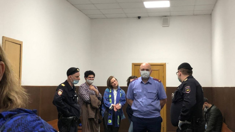 Percheziţii la sediul unui ziar studenţesc din Rusia. Redactorii sunt urmăriţi penal şi au voie să iasă din casă un minut pe zi