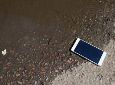 Un bărbat şi-a recuperat telefonul pierdut în urmă cu un an, după ce lacul în care îl scăpase a secat. De ce surpriză a avut parte după