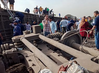 Aproape 100 de oameni au fost răniţi după deraierea unui tren de pasageri în Egipt