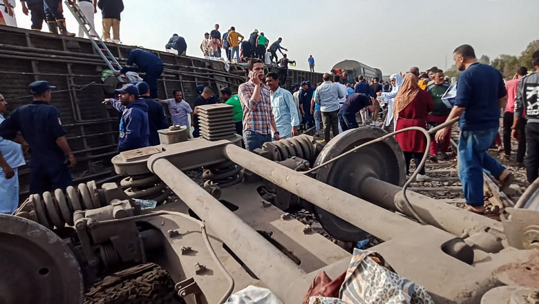 Aproape 100 de oameni au fost răniţi după deraierea unui tren de pasageri în Egipt