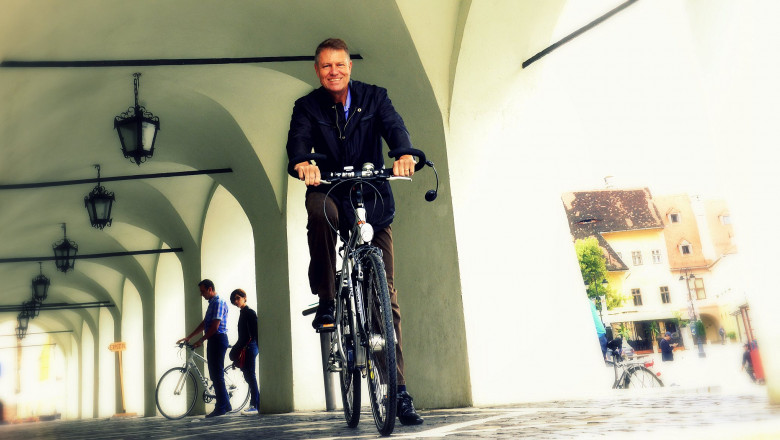Klaus Iohannis pe bicicletă spre Cotroceni, în ”Vinerea verde”