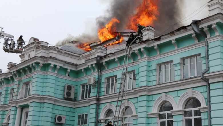 8 chirurgi ruşi au continuat operaţia pe cord deschis, în timp ce spitalul era cuprins de flăcări