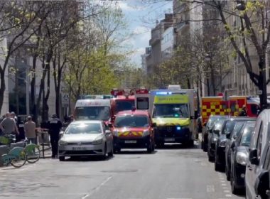 Atac armat în faţa unui spital din Paris