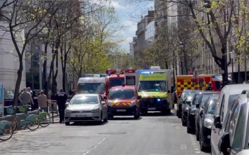 Atac armat în faţa unui spital din Paris