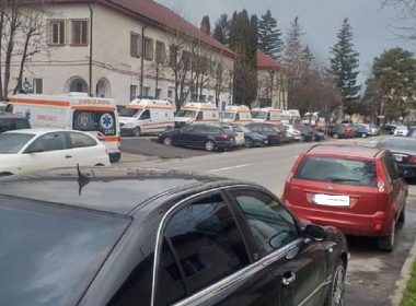 Imagine cu ambulanţe aşteptând la rând la Spitalul de Boli Infecţioase Braşov - Medic: Situaţia e foarte gravă, nu sunt dispuse spitalele să intre în COVID şi noi şi UPU ne dăm de ceasul morţii