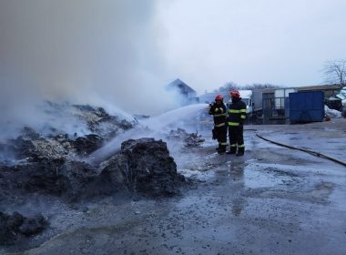 Buzău - Incendiul izbucnit marţi seară, la o societate de reciclare încă nu a fost stins