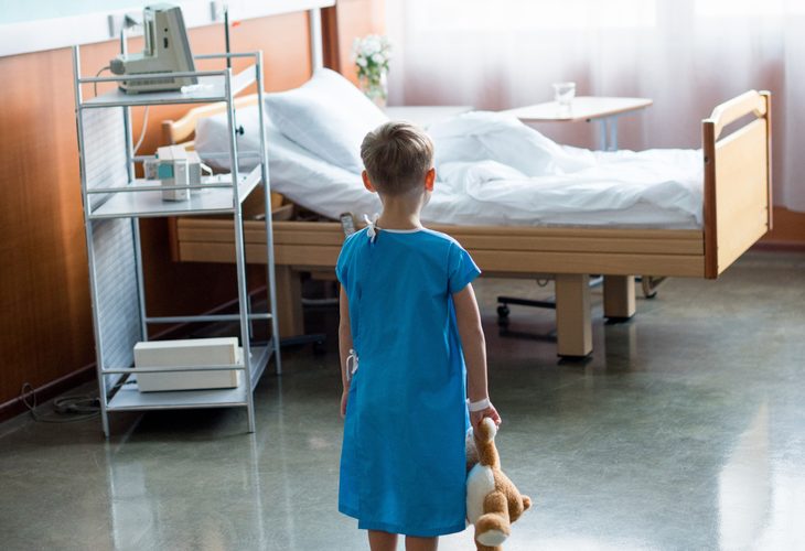 Taxa care lasă copiii singuri în spitale