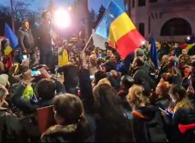 Protest la Palatul Cotroceni!  Demonstranţii au aprins lumânări