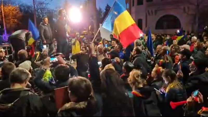 Protest la Palatul Cotroceni!  Demonstranţii au aprins lumânări