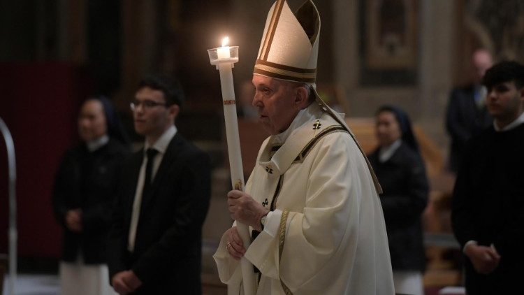 Paştele catolic. Mesajul Papei Francisc: Să nu ne pierdem niciodată speranţa. Dumnezeu nu sfârşeşte niciodată să ne uimească